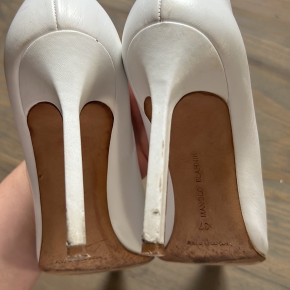 White Manolo leather heels. No dust bag or box. Good condition, minor scuffing. - Picture 5 of 6